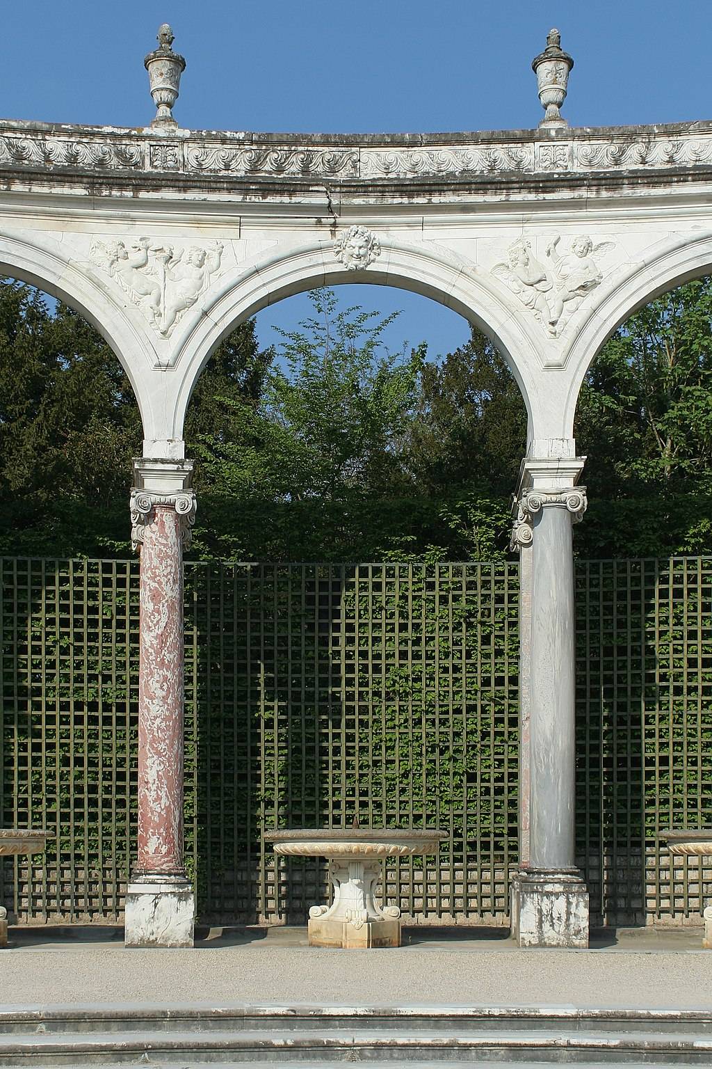 Parc_de_Versailles,_Bosquet_de_la_colonnade,_Colonade_02
